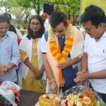 अक्षय कुमार और अमृता फडणवीस के साथ डॉ धर्मेंद्र कुमार भी जुहू बीच की सफाई मे हुए शामिल, मुफ्त मेडिकल कैंप मे दवाएं भी वितरित की
